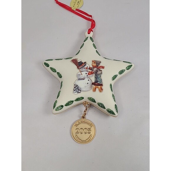 MJ Hummel 2005 First Annual “Making New Friends” Star Shaped Christmas Ornament - Picture 4 of 7